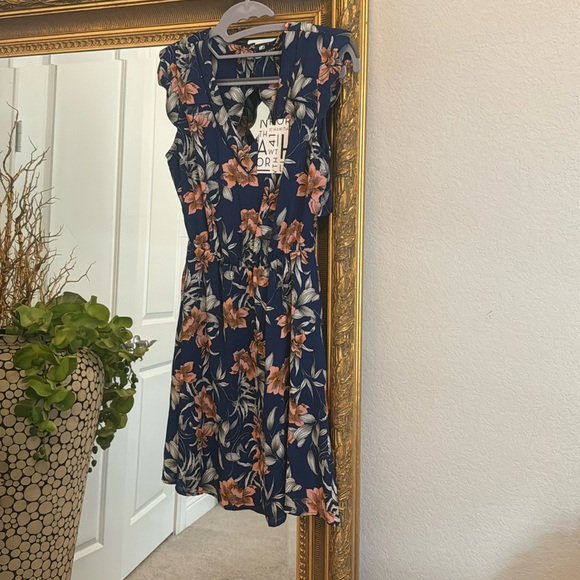 Scallop Detail Dress – a chic and sophisticated choice for any occasion. - Picture 1 of 4